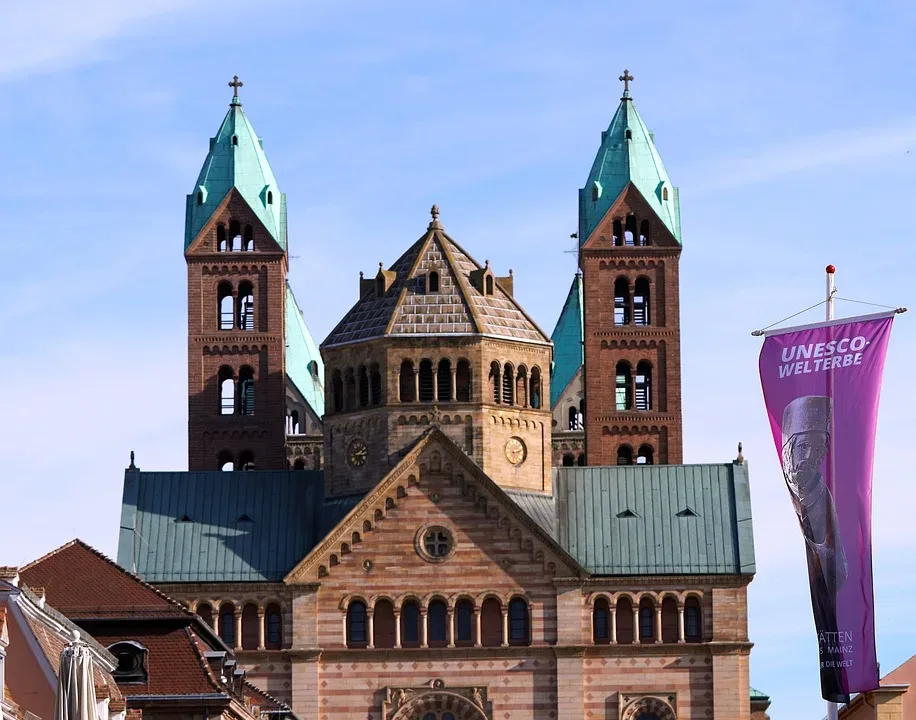 Entenchaos in Speyer: Passanten retten 14-köpfige Entenfamilie