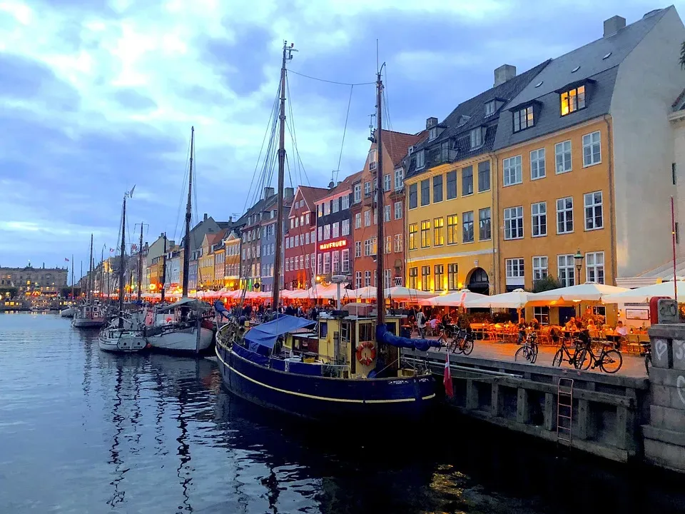 „Kopenhagen: Historische Börse in Flammen – Schaden an tragender Struktur“