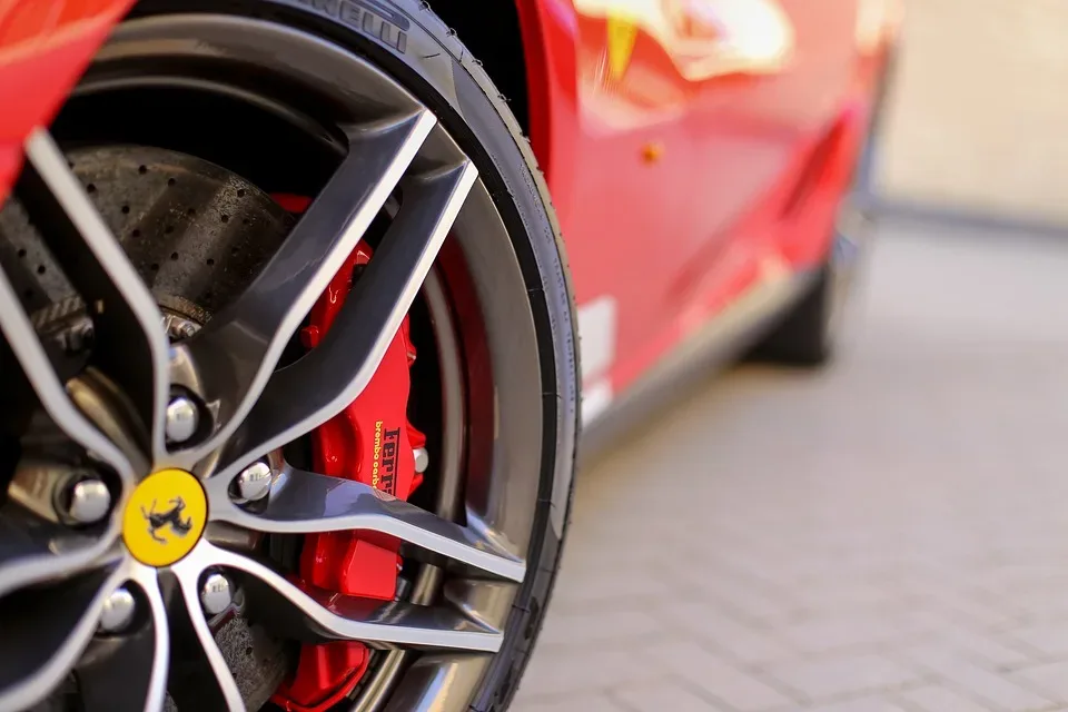 Ferrari F40 Crash: Hoher Sachschaden bei Tunnelunfall