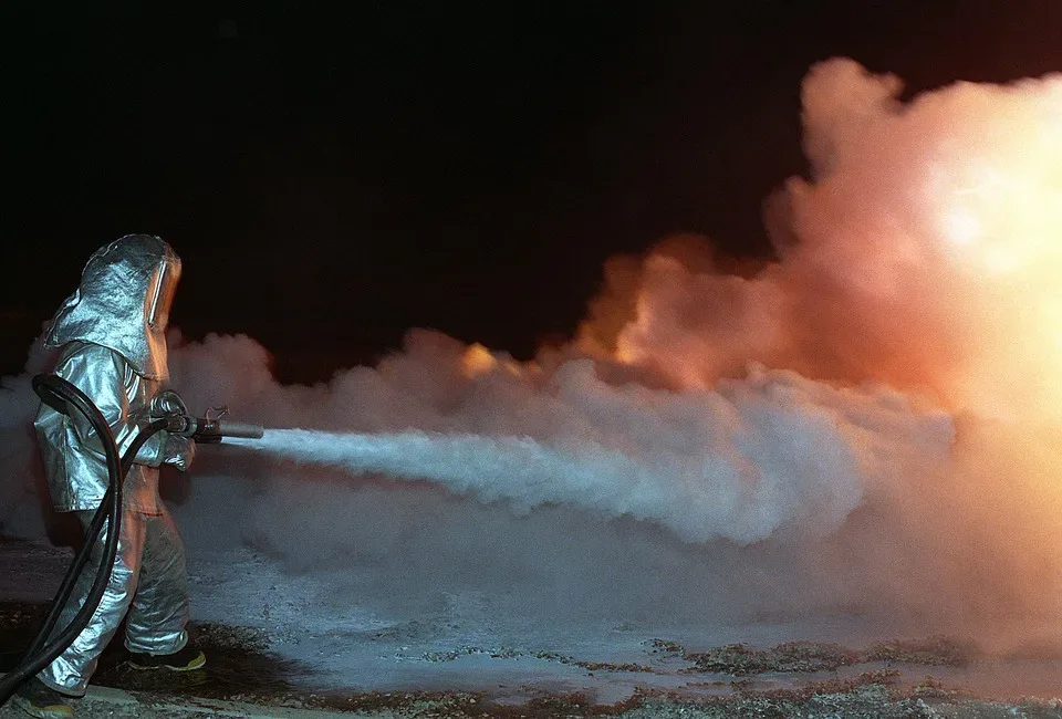 Kellerbrand in Hettstedt: Feuerwehr löscht Brand in Mehrfamilienhaus