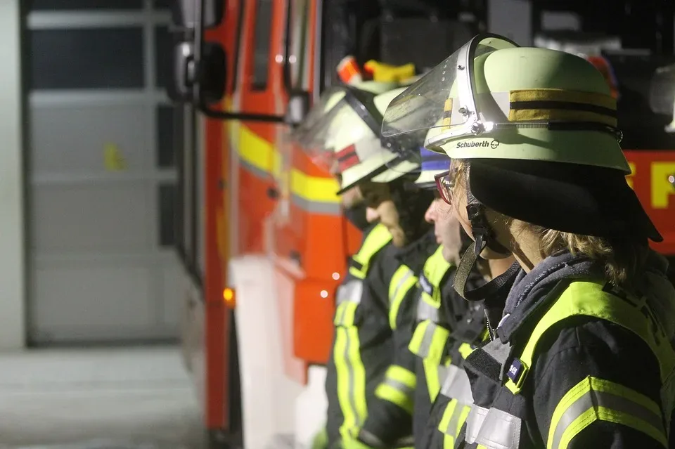 Feuerwehr Schermbeck löscht brennende Pkw – Polizei ermittelt im Fall des BMW