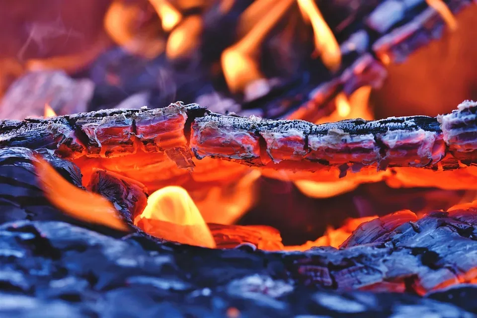 Nagelneue Fass-Sauna in Flammen: Feuerwehr Einsatz im Eichsfeld
