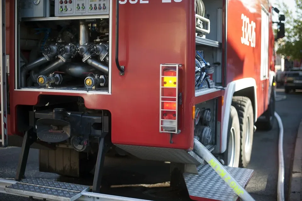 Verkehrsunfall auf A42: Feuerwehr Oberhausen sichert Einsatzstelle
