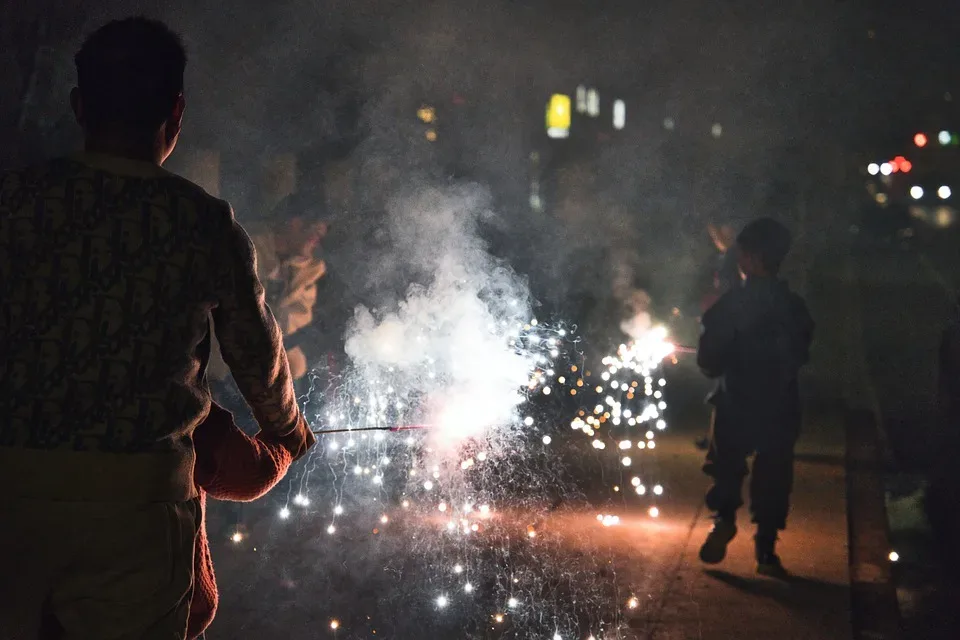 Frühlingsfest auf der Theresienwiese: Windig aber frisch, Wirtschaftsreferent sticht erstes Fass an