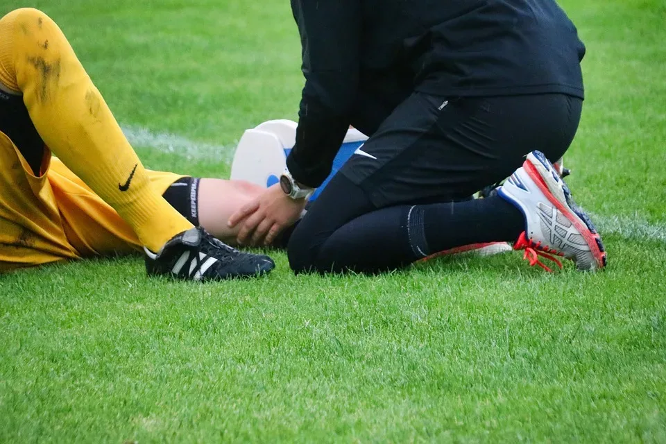 Fußballverletzung bei Holstein Kiel: Zukunft von Colin Noah Kleine-Bekel ungewiss