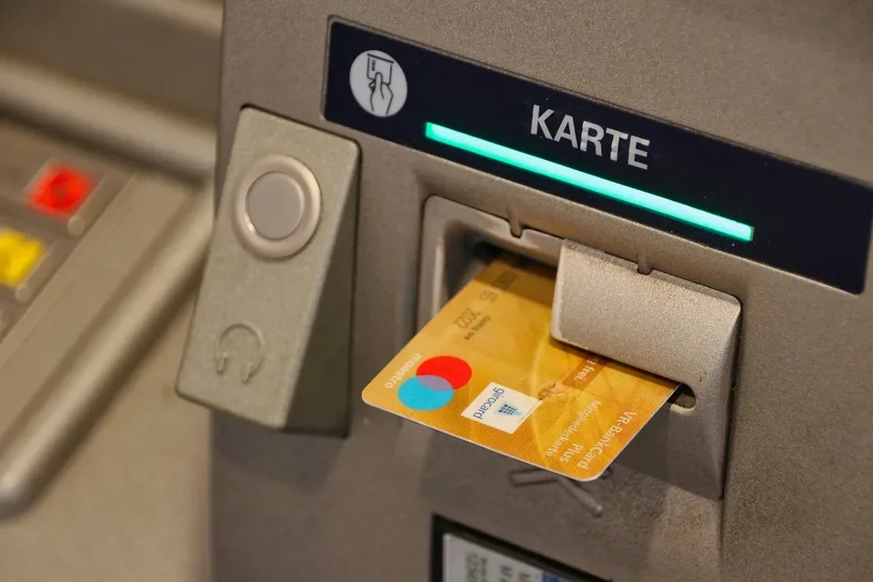 Geldautomat gesprengt am Charité Campus Virchow-Klinikum: Unbekannte Täter auf der Flucht