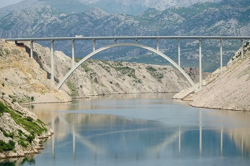 Autobahnbrücke Angriff: Unbekannte werfen Gegenstand auf fahrendes Auto in Rumohr