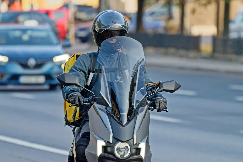 Motorradfahrer in Straßengraben: Armbruch nach Ausweichmanöver