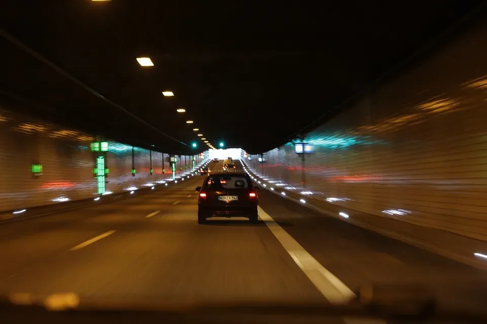 Übungsszenario im Emstunnel: Rettungskräfte trainieren bei Fahrzeugbrand