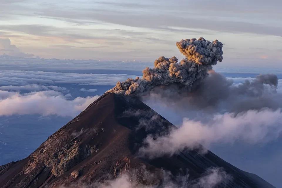 Vulkan in Indonesien ausgebrochen: Asche und Rauch bedrohen die Öffentlichkeit