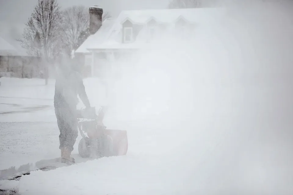 Wintersturm trifft Deutschland überraschend – Schnee, Graupel und Chaos auf den Straßen