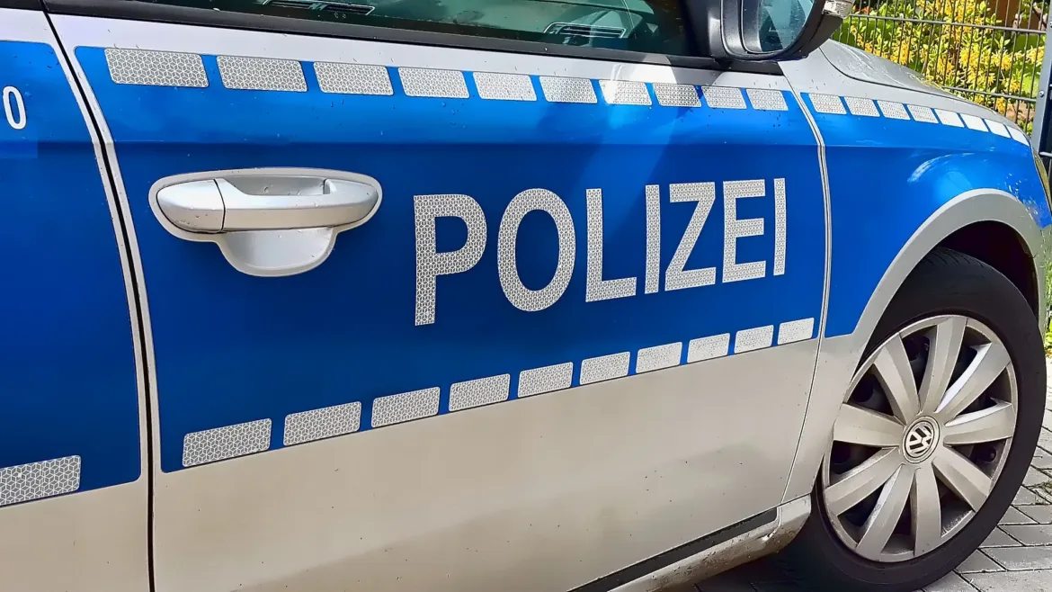 Unfall im Dortmunder Süden: Auto auf dem Dach – Großeinsatz von Feuerwehr und Polizei