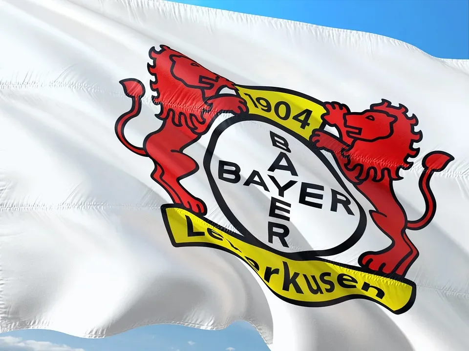 Bayer Leverkusen feiert Doublesieg: Rückkehr mit Ministerempfang und Autokorso
