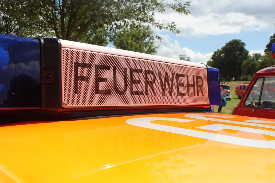Schnelle Reaktion: Feuerwehr rettet Fahrer aus brennendem Mercedes in Wardenburg