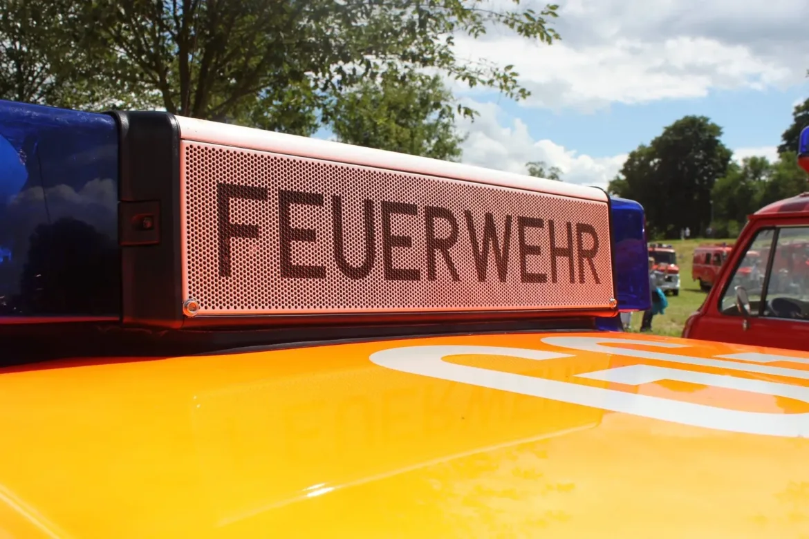 Brand auf landwirtschaftlichem Gelände in Neuensund: Feuerwehr löscht Brand – 500.000 Euro Schaden