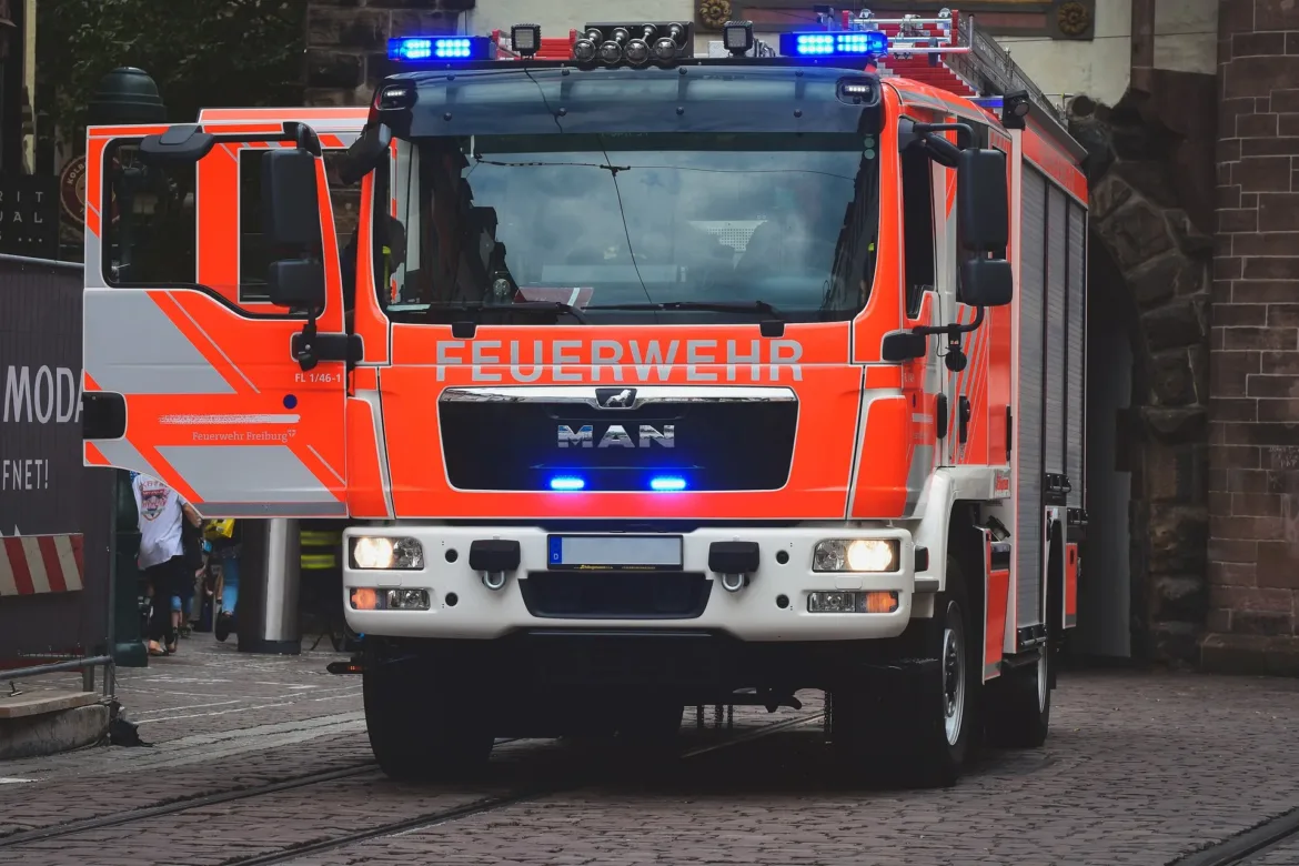 Gartenhüttenbrand in Groß-Gerau: Feuerwehr verhindert größeren Schaden
