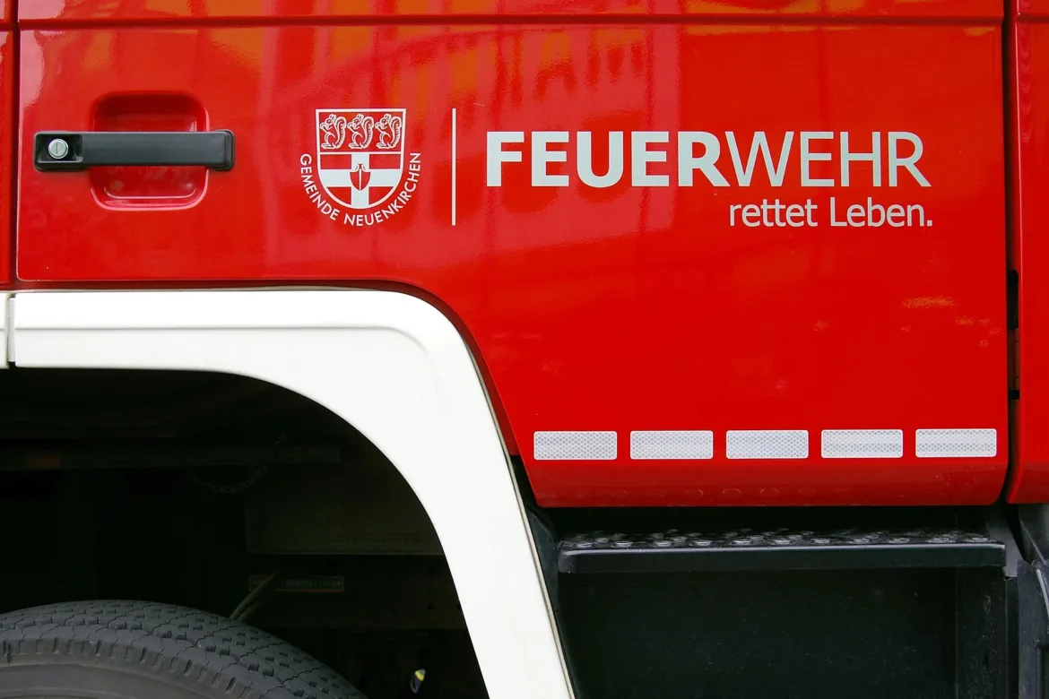 Unerwartete Überschwemmung bedroht Further Schützenfest: Feuerwehr Neuss im Einsatz