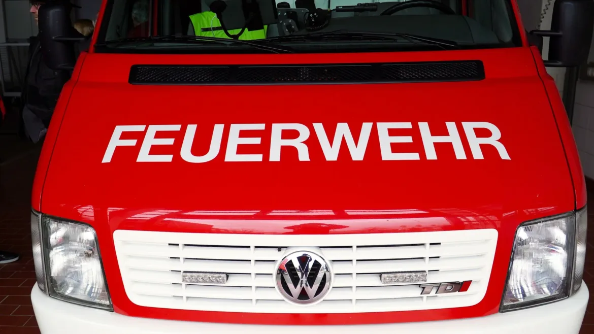 Feuerwehr warnt vor Rauchgasen: Brand auf Firmengelände am Hamburger Hafen