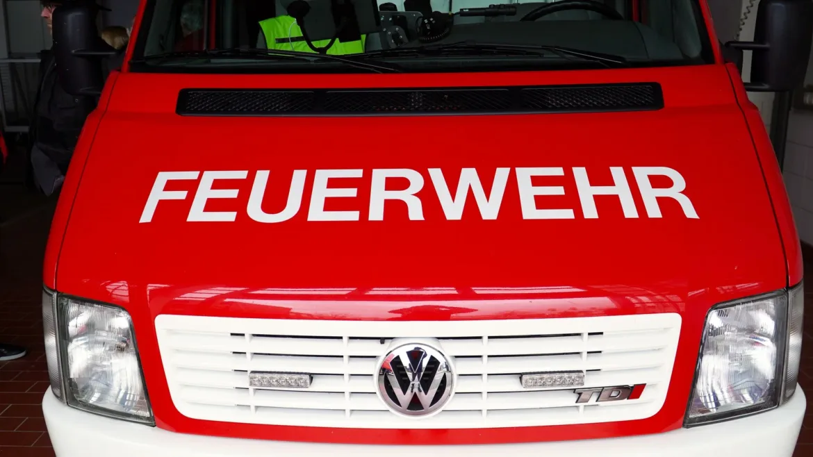 Schussunfähige Dekowaffe in Brandfall gefunden – Feuerwehr beendet Einsatz schnell