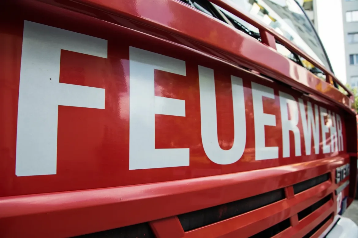 Kellerbrand in Mülheim an der Ruhr: Feuerwehr im Einsatz auf Teutonenstraße