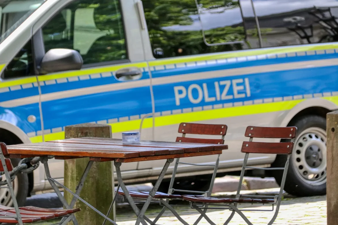 Schwerer Verkehrsunfall in Frankfurt: Alkoholisierter Fahrer verursacht erheblichen Sachschaden