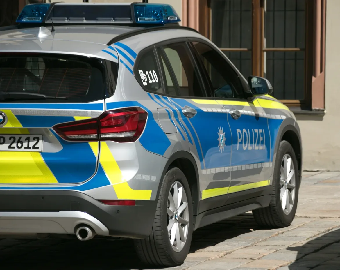 Schwerer Unfall zwischen Götting und Bruckmühl: Straße gesperrt und eine Person schwer verletzt