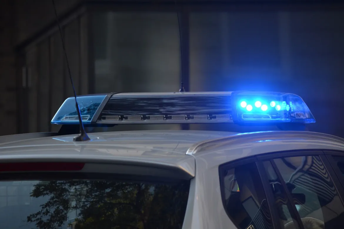 Autoabsturz in Schöfflisdorf: Mann schwer verletzt auf Bahngleisen