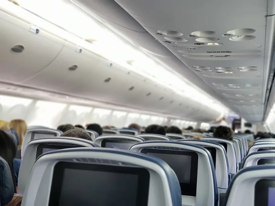 Kleinkind am Flugzeugsitz festgeklebt: Kontroverse TikTok-Aktion sorgt für Aufregung