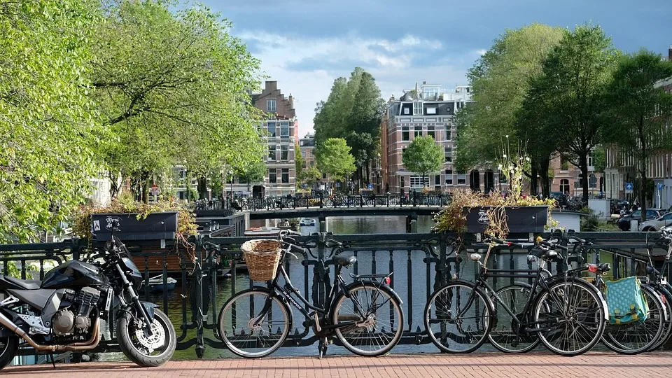 Amsterdam kämpft gegen Massentourismus: Neue Hotelregeln im Fokus