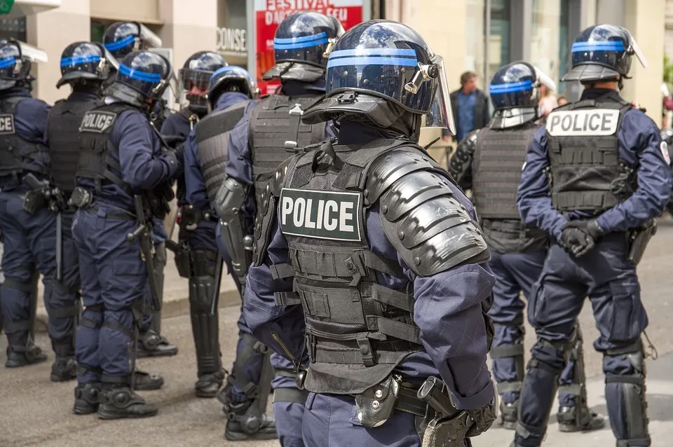 Mann greift Polizisten an und wird festgenommen: Aggressiver Vorfall vor Bar in Stuttgart-Mitte