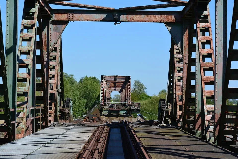 Schiffsunfall in Cochem: Tanklastschiff kollidiert mit Moselbrücke – Verletzter an Bord