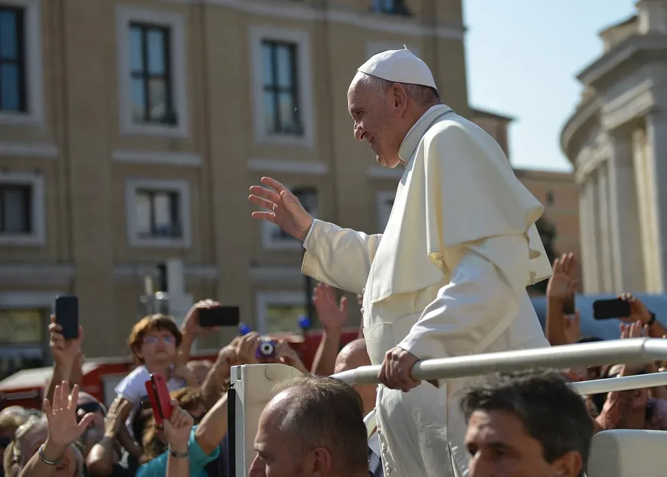 Papst Franziskus und die Astrobiologin: Leben im All als neues Thema der Kirche
