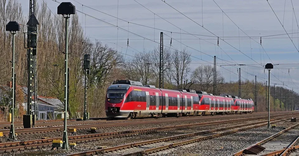 Reizgas-Vorfall in Regionalbahn: Passagiere klagen über Atemwegsreizungen und werden ins Krankenhaus gebracht