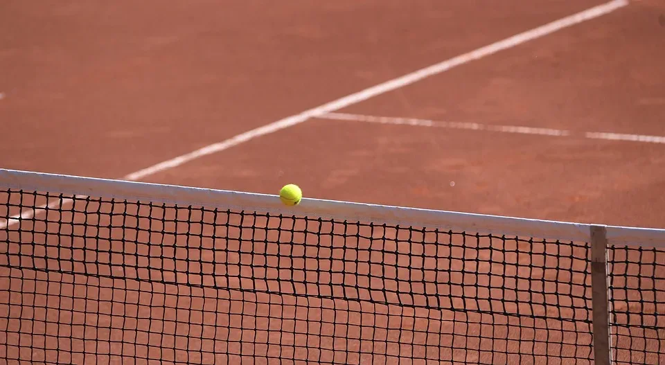 Feuerwehr und Polizei ermitteln Brandursache auf Tennisplatz in Altenburg