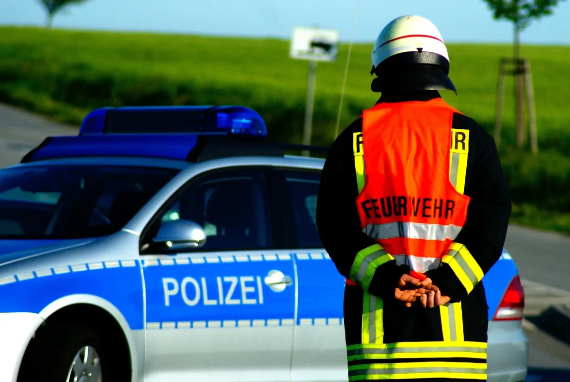 Feuerwehreinsatz auf Waldparkplatz: Polizei ermittelt wegen vorsätzlicher Brandstiftung