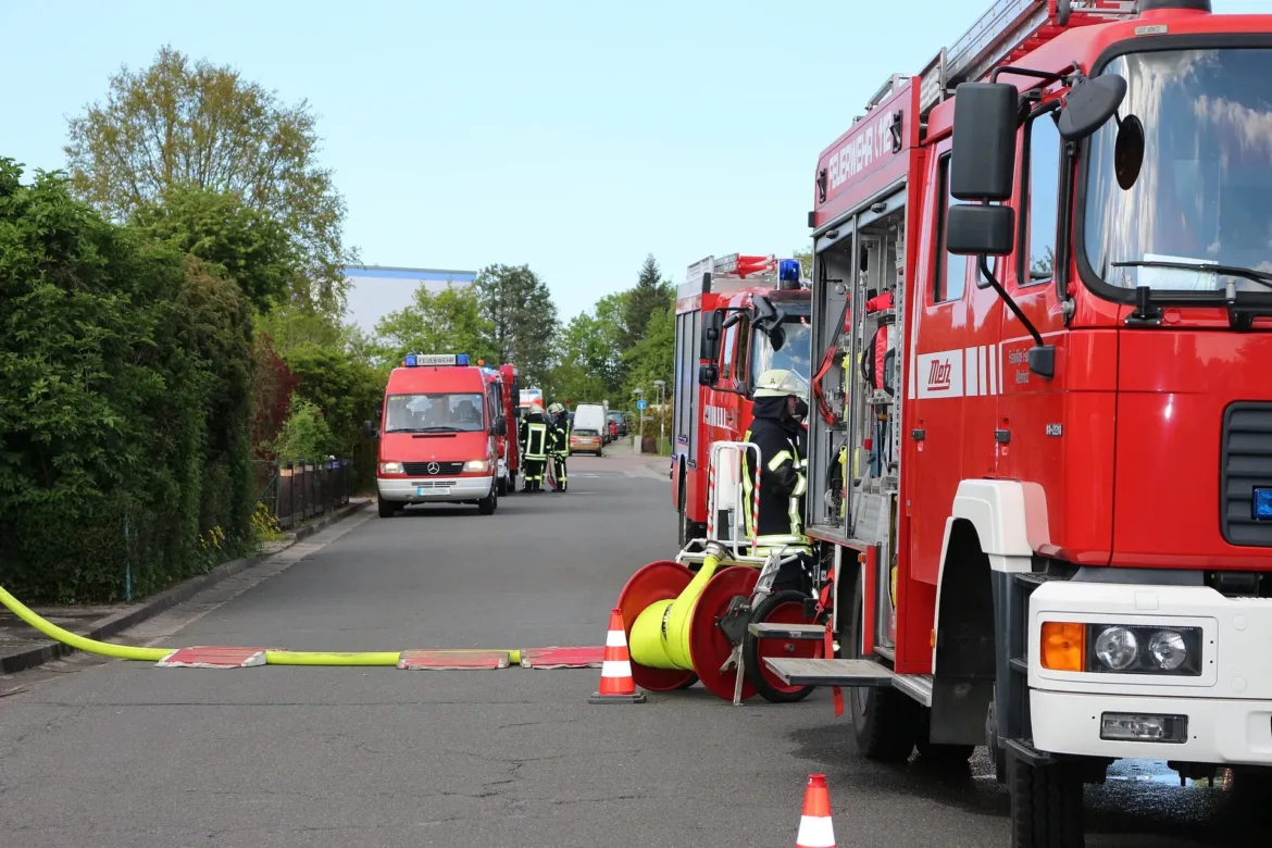Feuerwehr bekämpft Brand in Schwabbruck: Bauwagen gerät in Flammen