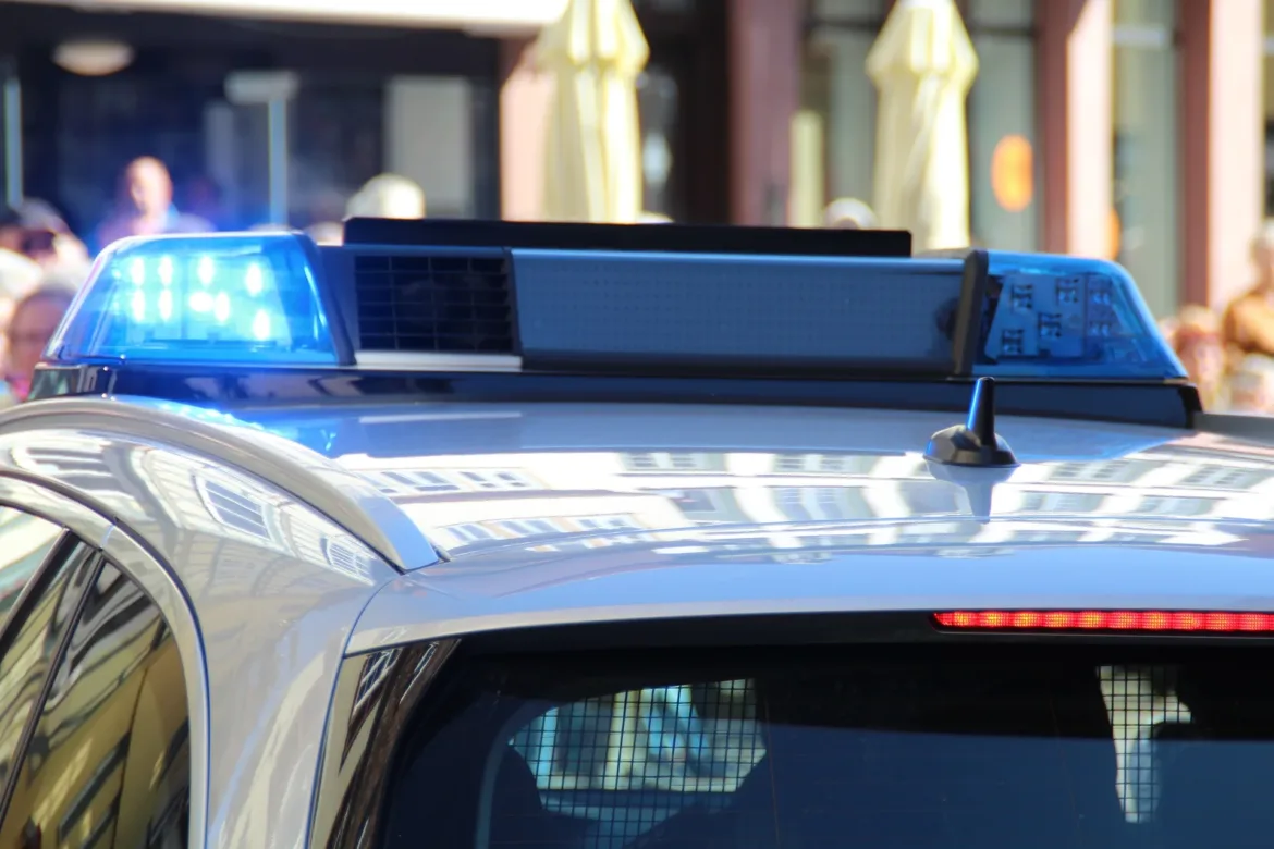 Polizeieinsatz in der Karlstraße: Bedrohungssituation an Schule ausgelöst – Eilmeldung!