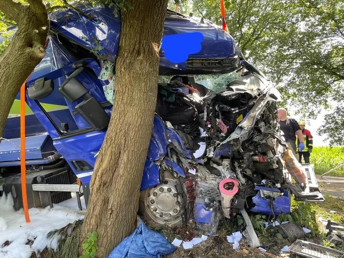 Angespannte Rettungsaktion: LKW-Unfall auf der B75 bei Hassendorf