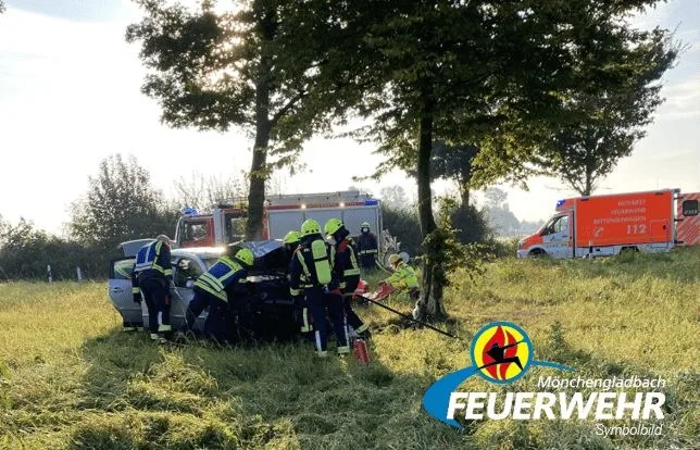 Autounfall auf der BAB 52: PKW prallt gegen Leitplanke – Glück im Unglück