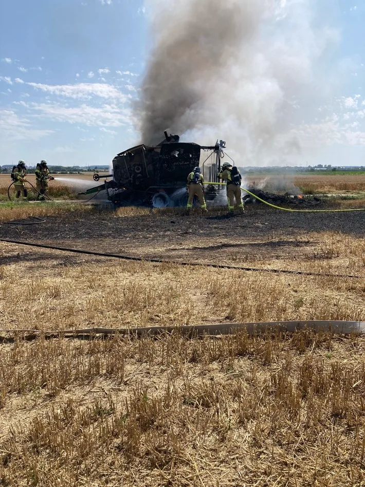 Ballenpresse in Erwitte: Feuerwehr kämpft gegen unerwarteten Brand