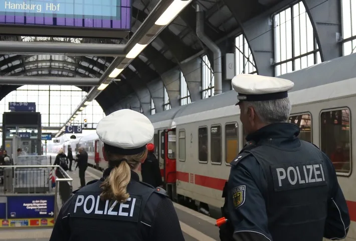 Bedrohung am Bremer Hauptbahnhof: 20-Jähriger kämpft um Fahrkarte