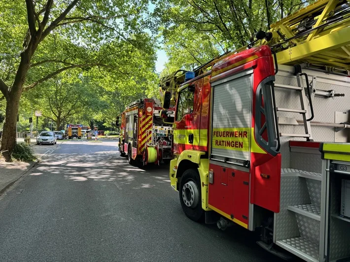 Brand im Keller: Feuerwehr Ratingen löscht Fahrradakku-Feuer