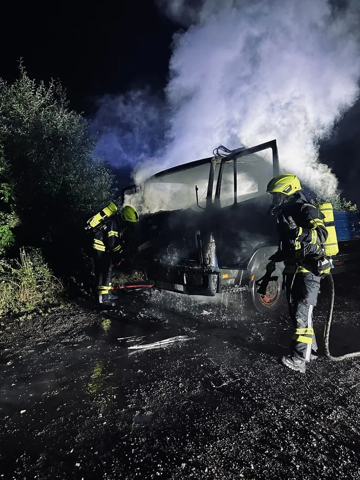 Brennender LKW in Detmold: Feuerwehr im Einsatz in der Niewaldstraße