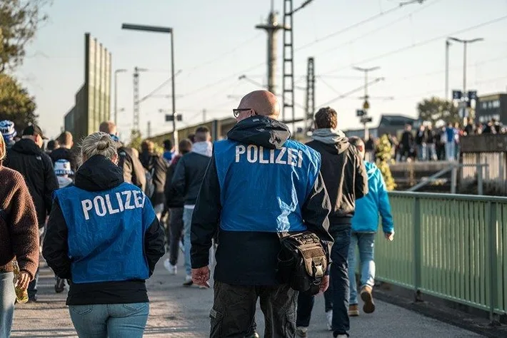 Bundespolizei ermittelt: Fußballstörer in Köln identifiziert und festgenommen