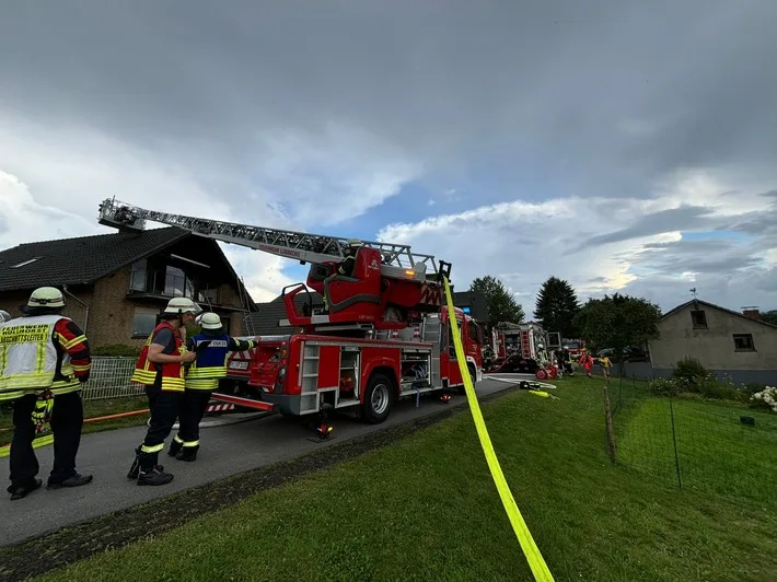 Dachstuhlbrand in Hüllhorst: Feuerwehr verhindert Wohnhausverlust