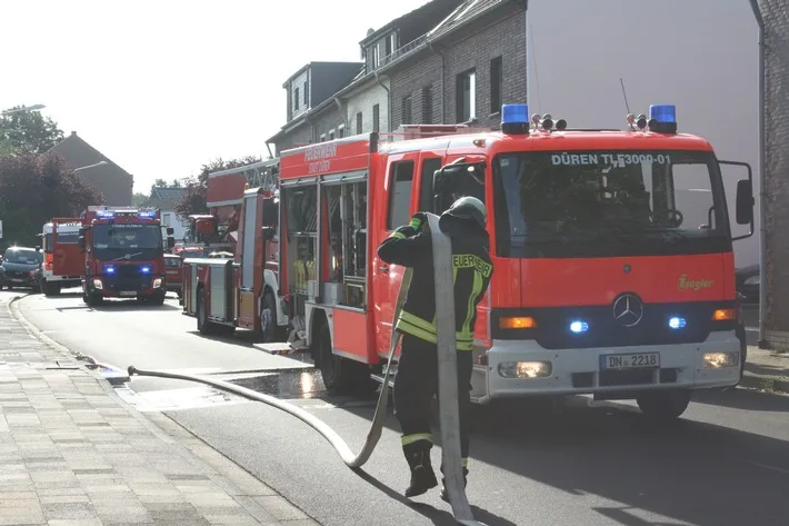 Dachstuhlbrand in Mariaweiler: Feuerwehr entschärft Rauchentwicklung