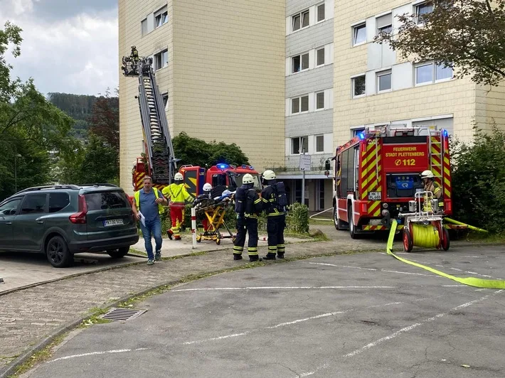 Fettbrand verursacht Rauchentwicklung in hohem Wohngebäude – Feuerwehreinsatz erfolgreich beendet