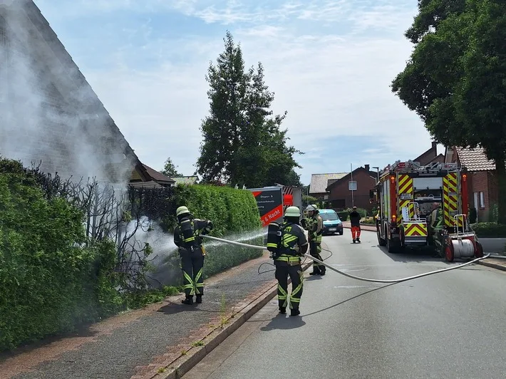 Feuerwehr Bocholt löscht Heckenbrand an der Lowicker Straße erfolgreich