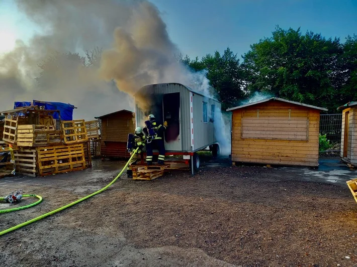 Feuerwehr Herdecke im Einsatz: Brand auf Abenteuerspielplatz löst Alarm aus