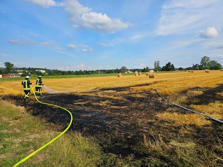 Feuerwehr Königswinter: Feldbrand nach Maschinenunglück gelöscht